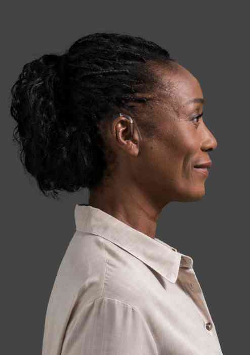 Vrouw met achter-het-oor hoortoestel