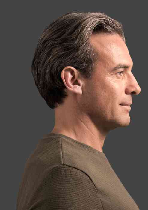 Man met in-het-oor hoortoestel