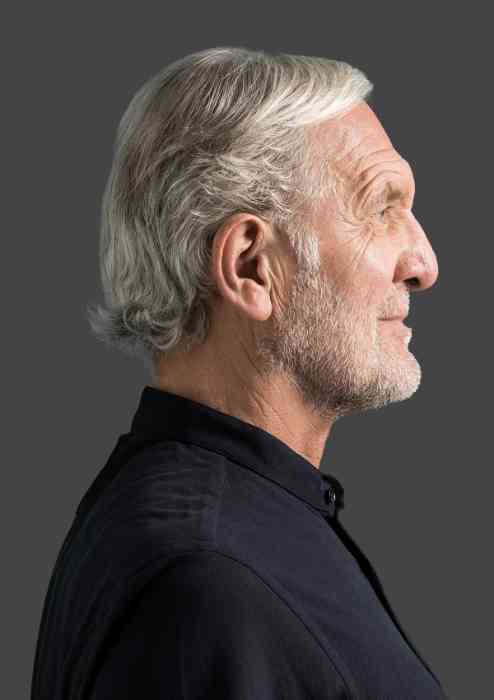 Man met luidspreker-in-het-oor hoortoestel