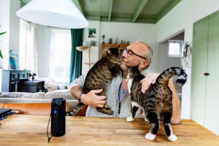 Man met hoortoestellen en kat