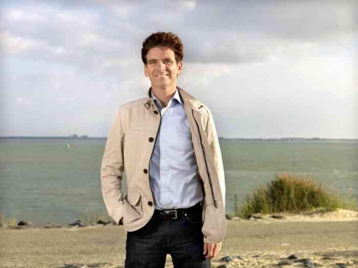 Man met hoortoestellen 