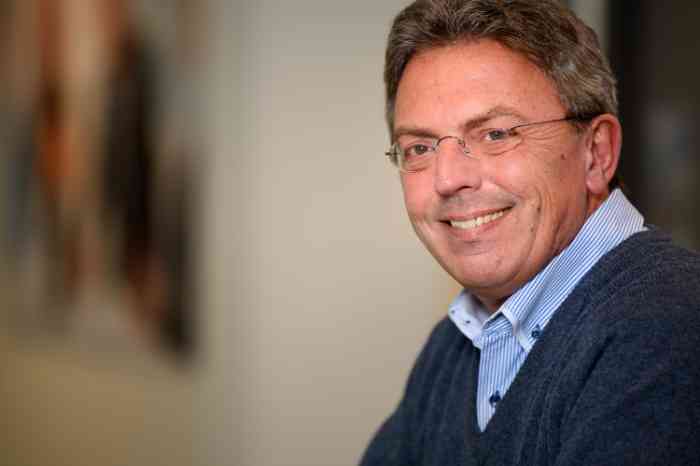 Man met tinnitus en hoortoestel 