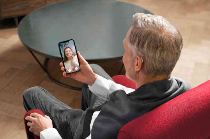 Man heeft videogesprek met dochter