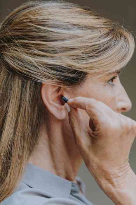 vrouw met hoortoestel