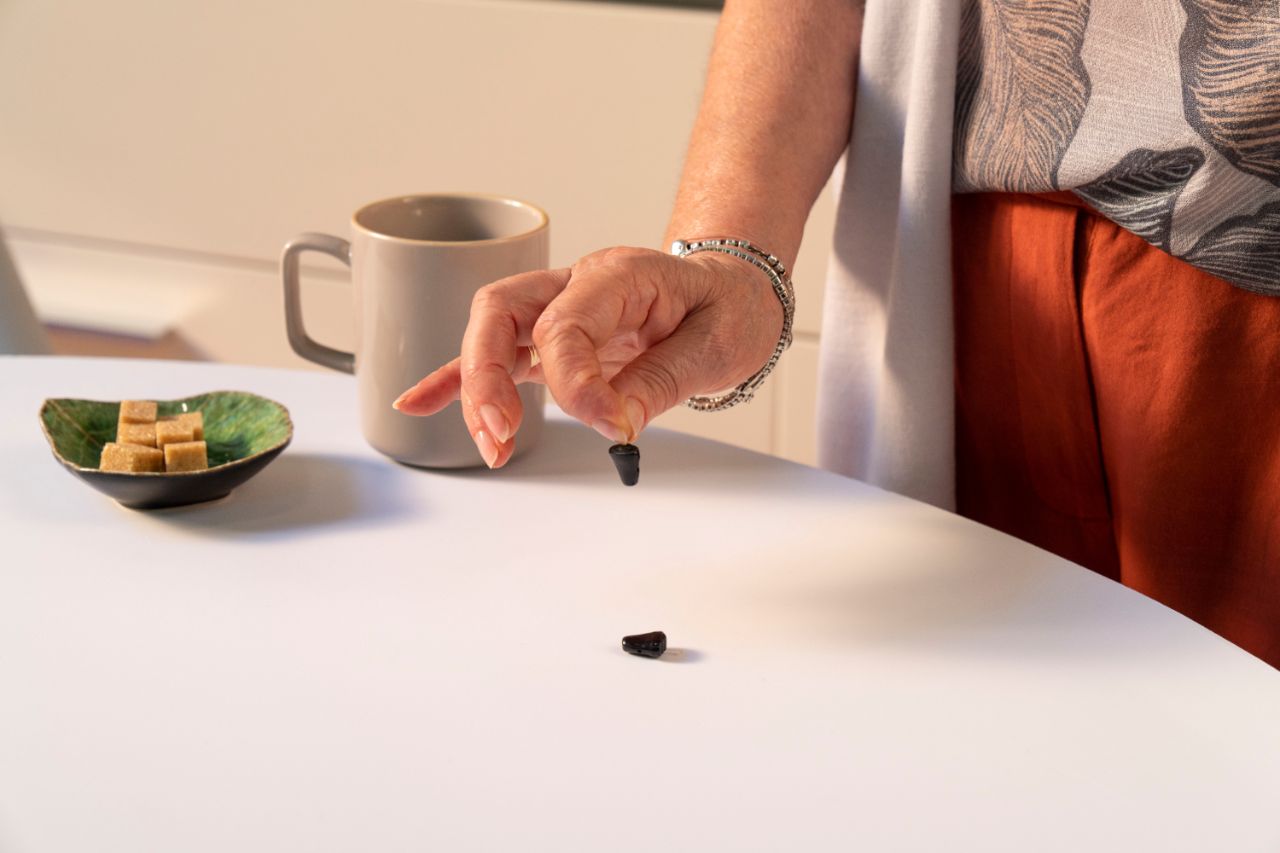 Vrouw met ampli-mini hoortoestel