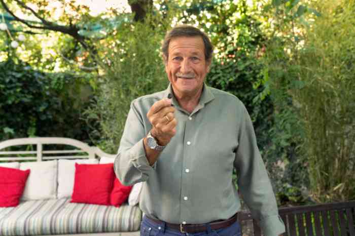 Man met ampli-mini hoortoestel