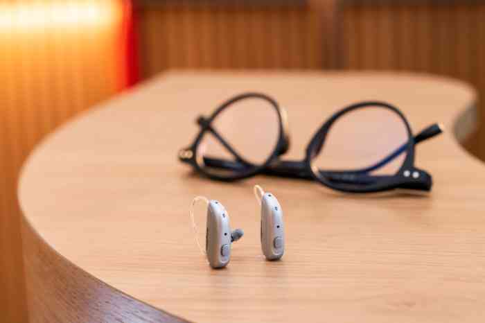 hoortoestel met bril op tafel