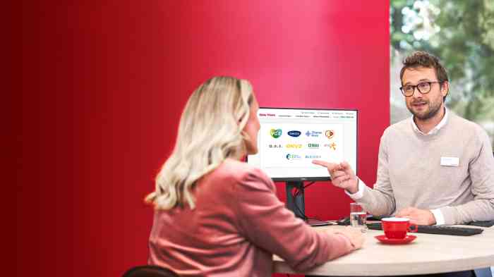 Audicien legt vergoedingen uit van hoortoestel aan klant