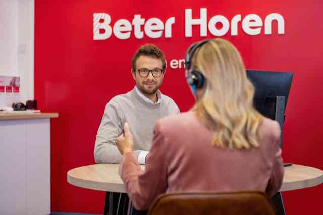 Audicien met klant en hoortest