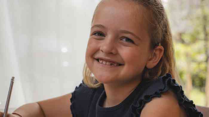 Kind met hoortoestel