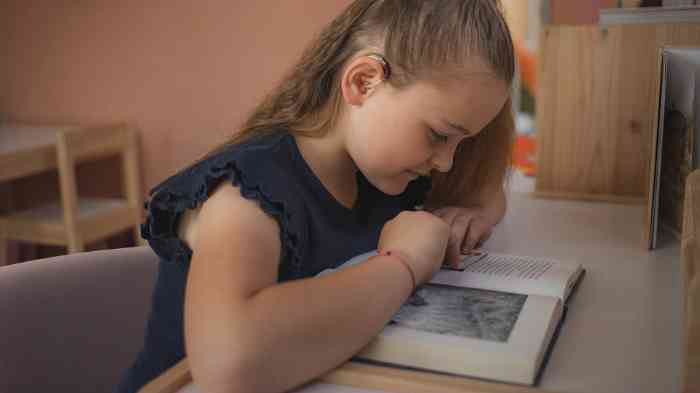 Kind met hoortoestel