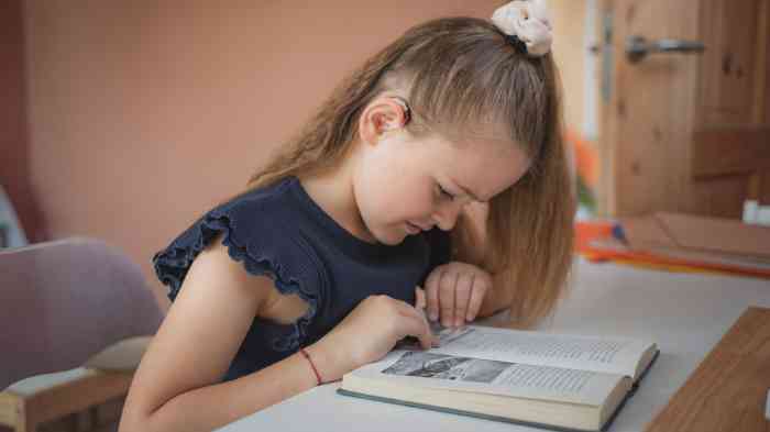 kind met hoortoestel