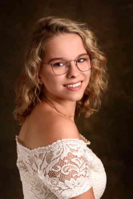 Melissa van Hoef met hoortoestellen