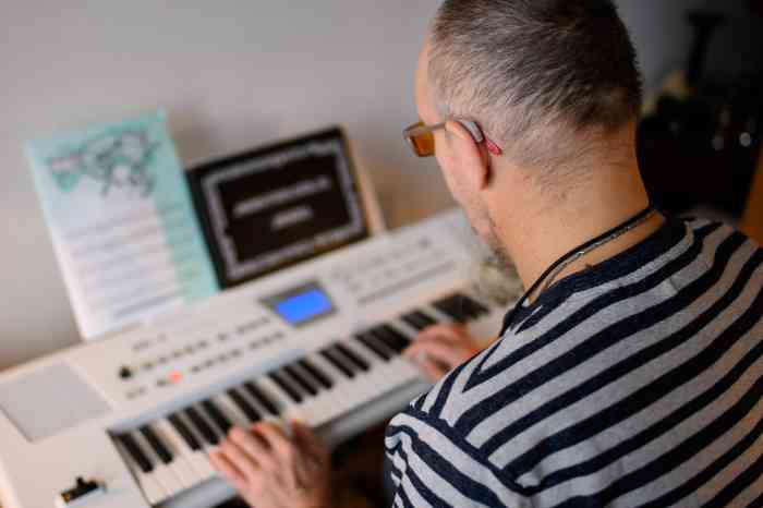 Sylvester met hoortoestel die piano speelt