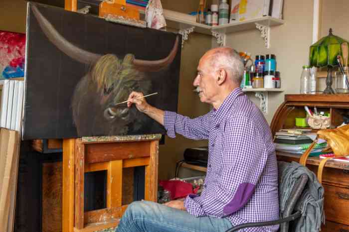 Man met hoortoestel schildert