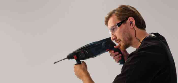 Concertbezoekers met gehoorbescherming