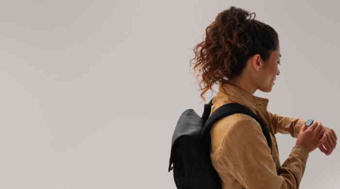 Man met gehoorbescherming op maat in het vliegtuig