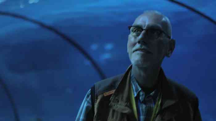 Man met hoortoestellen in aquarium 