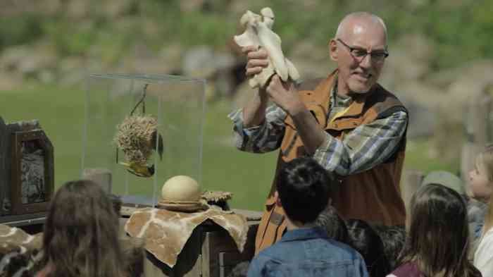 Man met hoortoestellen in dierentuin