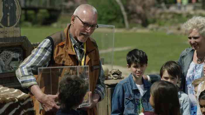 Teun met hoortoestellen  in de dierentuin