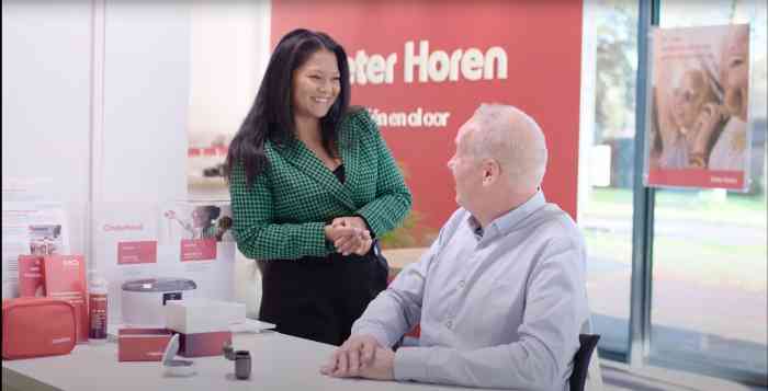 Audicien verwelkomt klant