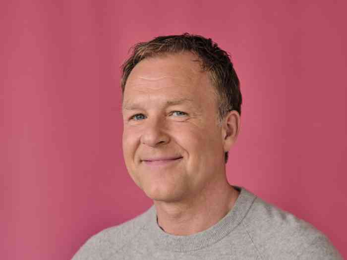 Man met hoortoestel lacht 