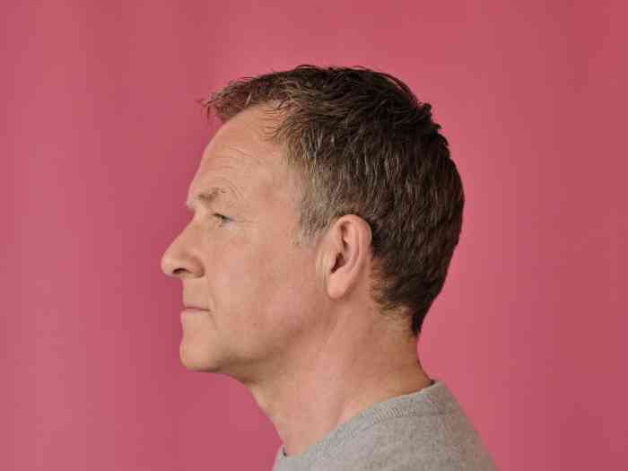 Man met hoortoestel zijkant 