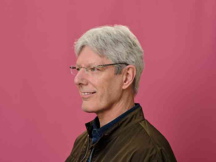 Man met hoortoestel zijkant