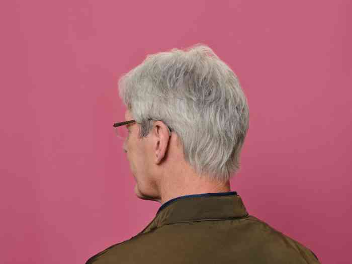 Man met hoortoestel achterkant 