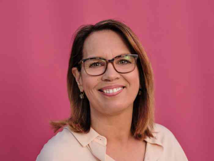 Vrouw met hoortoestel lacht 