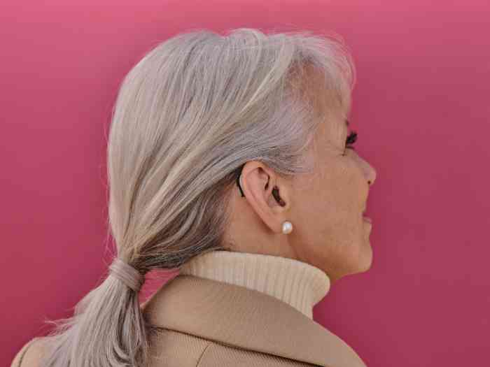 vrouw met hoortoestel