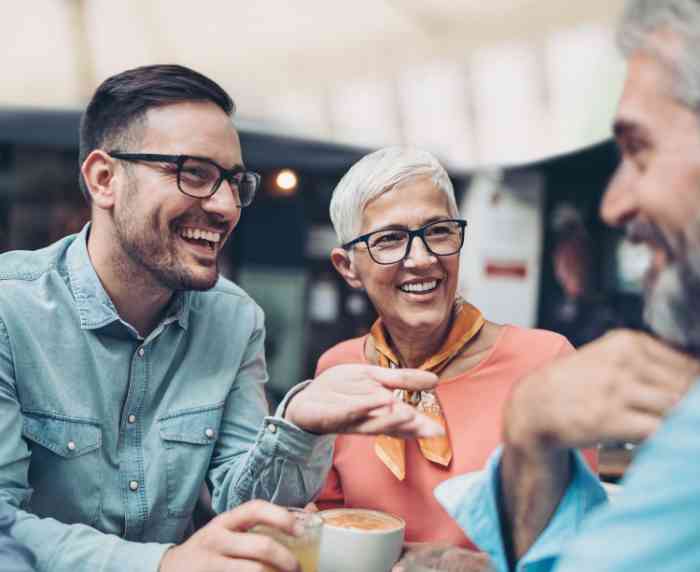 een groep mensen in gesprek
