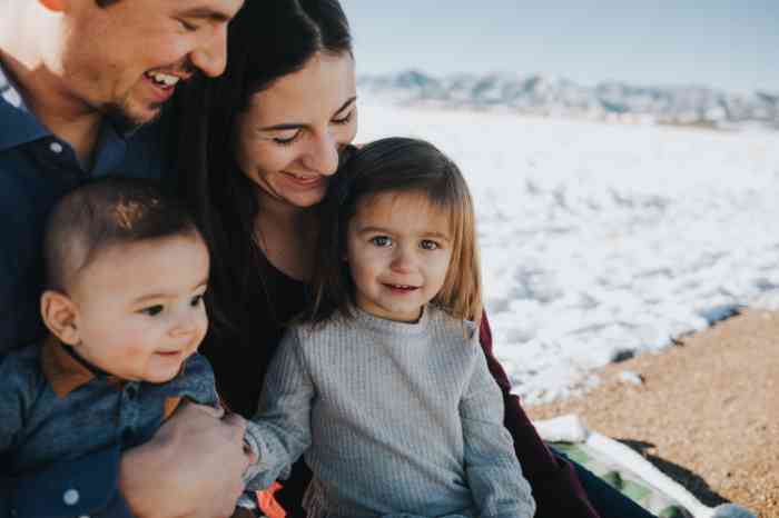 Familie ontspant bij het strand 