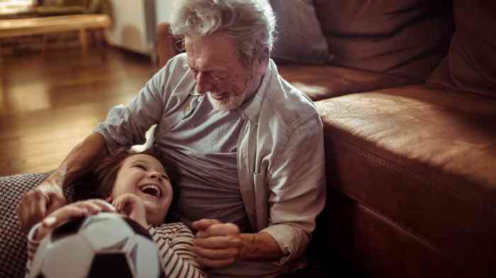Een opa en kleinkind die aan het spelen zijn