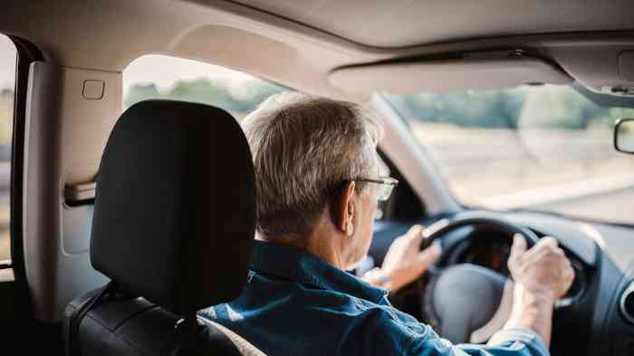 Man rijdt met hoortoestel in