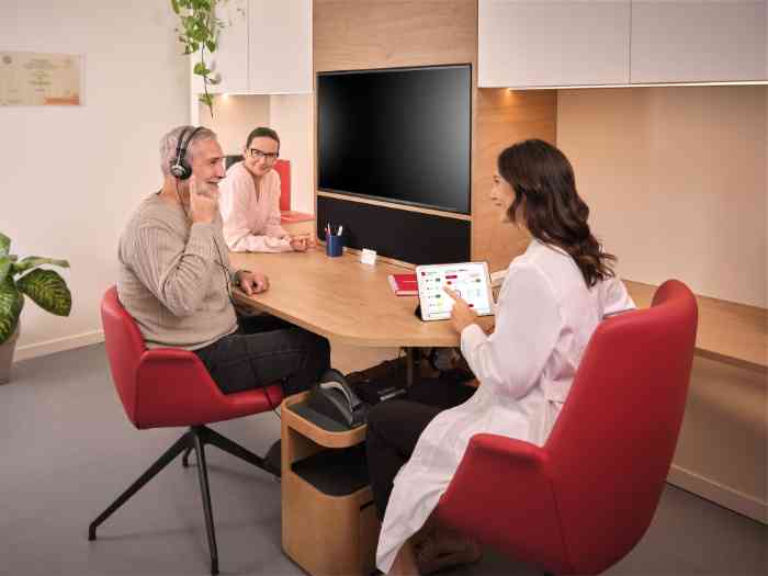 Persoon die een gratis gehoortest afneemt