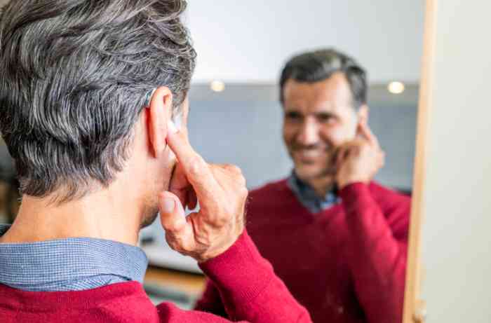 man met hoortoestel in