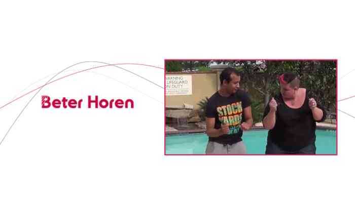 een vrouw steekt twee duimen omhoog